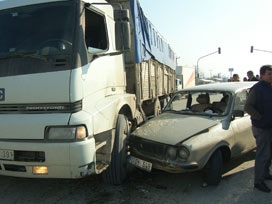 Düzce'de otomobille kamyon çarpıştı