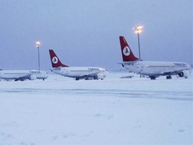 Kar yağışı uçak seferlerini iptal ettirdi