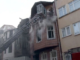 Koruma altındaki ahşap bina yandı
