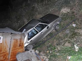 Otomobil uçuruma yuvarlandı