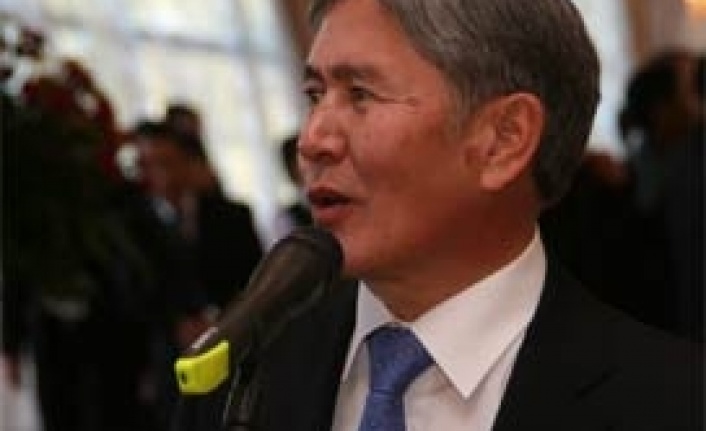 Atambayev, Anıtkabiri ziyaret etti