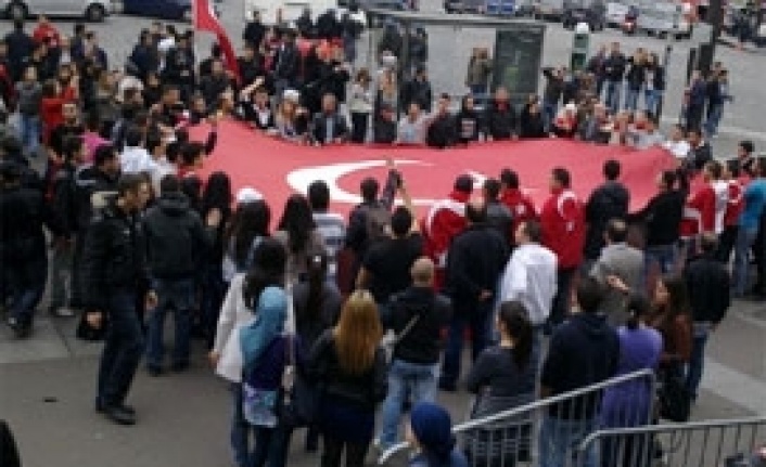 Ermeni teklifi Londrada protesto edildi