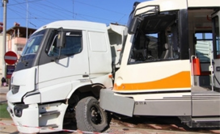G.Antepte tramvay ile kamyon çarpıştı
